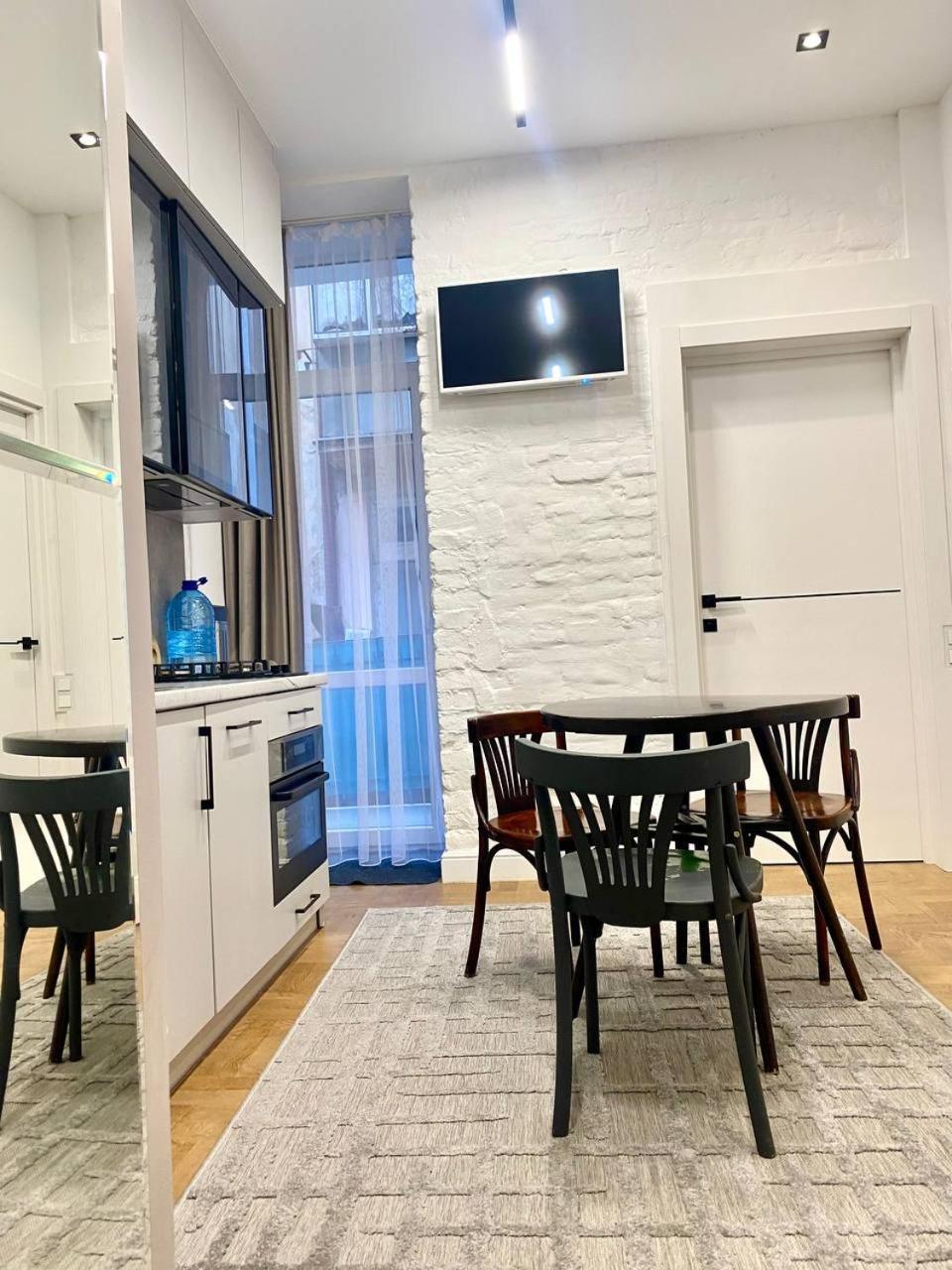 Favorit Apartments 2 Кім Безкоштовна Парковка Центр З Балконом Не Далеко Від Ж Д Вокзалу Звітні Документи Lviv Ngoại thất bức ảnh