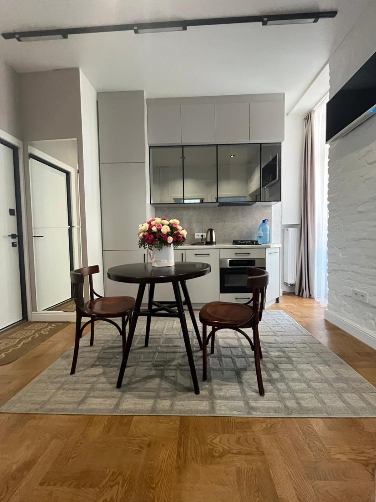 Favorit Apartments 2 Кім Безкоштовна Парковка Центр З Балконом Не Далеко Від Ж Д Вокзалу Звітні Документи Lviv Ngoại thất bức ảnh